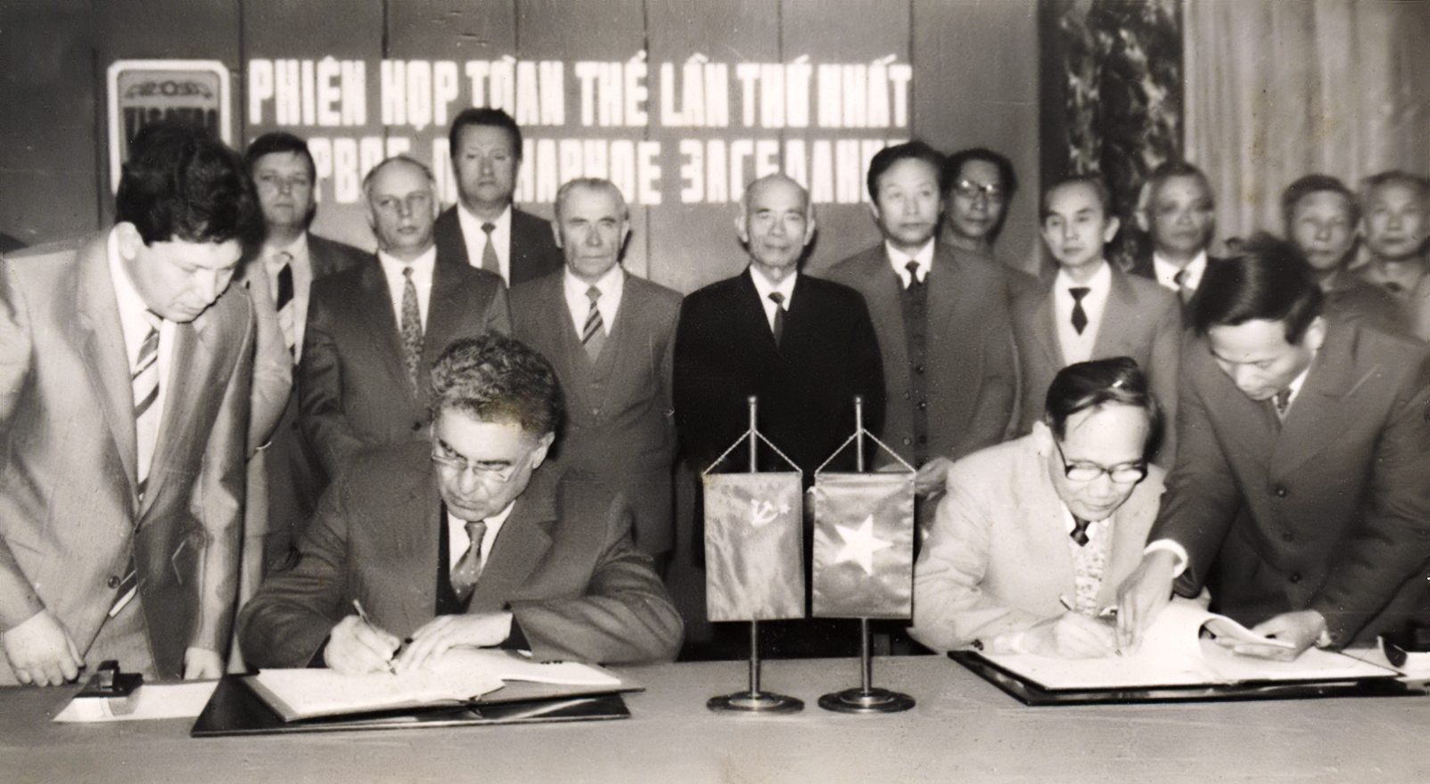 Lễ ký Biên bản Phiên họp toàn thể lần thứ nhất Ủy ban phối hợp về Trung tâm Nhiệt đới Việt-Xô (15/12/1987)
